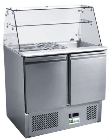 Table saladette réfrigérée vitrée 2 portes avec 2 bacs GN 1/1 et 3 bacs GN 1/6 température +2/+8°C Table saladette réfrigérée vitrée 2 portes avec 2 bacs GN 1/1 et 3 bacs GN 1/6 température +2/+8°C