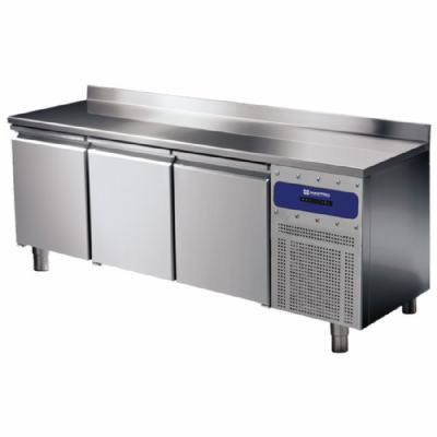 Table froide pâtissière 3 portes inox pour plaques 600x400 mm et température -2/+8°C Table froide pâtissière 3 portes inox pour plaques 600x400 mm et température -2/+8°C