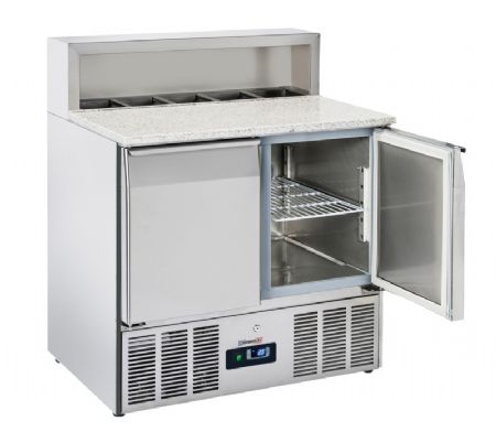 Saladette réfrigérée de préparation 5 bacs GN1/6 avec 2 portes GN 1/1 et plan en granit Saladette réfrigérée de préparation 5 bacs GN1/6 avec 2 portes GN 1/1 et plan en granit