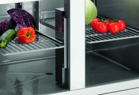 Saladette de prparation inox avec 2 portes pleines et 5 bacs prof 150 mm - 900x700x1010 mm