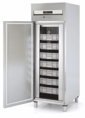 Armoire  casiers positive inox avec 1 porte pleine et 7 bacs isolation 75 mm - 645 litres