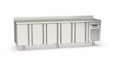 Table inox froid positif avec dosseret et 5 portes pleines GN 1/1 - 2695x700x850 mm